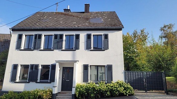 Foto Liebevoll restauriertes Bauernhaus mit Scheunenkomplex und Carport