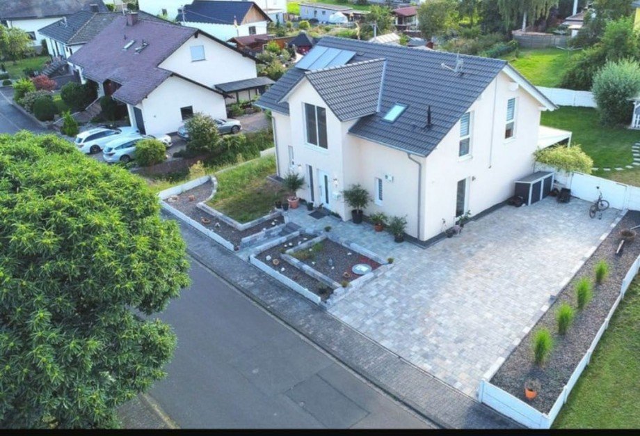 von oben Einfamilienhaus Bergen