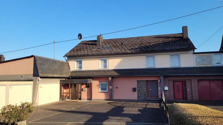 Vorderansicht Sensweiler Erdgeschosswohnung Verkauft: Eigentumswohnung mit 3 ZKB, Garten und Garage