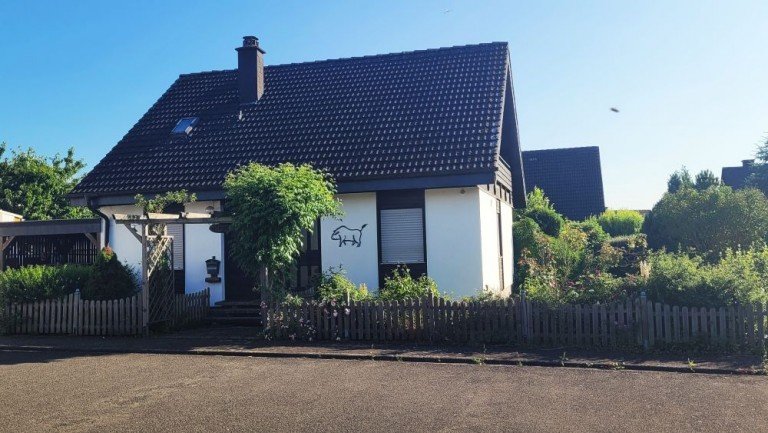 Gesamtansicht Hennweiler Einfamilienhaus VERKAUFT: Freistehendes Einfamilienhaus mit Garten, Garage und Carport in ruhiger Lage