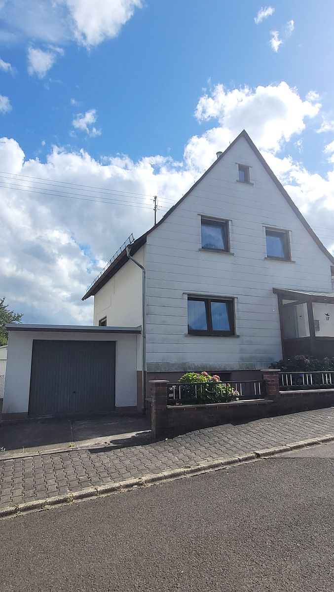 Linke Seite mit Garage Einfamilienhaus Stipshausen