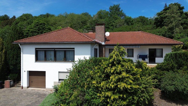 Vorderansicht gesamt Idar-Oberstein Bungalow Freistehender Winkelbungalow in Idar-Oberstein, Stadtteil Idar, in ruhiger Sackgassenlage