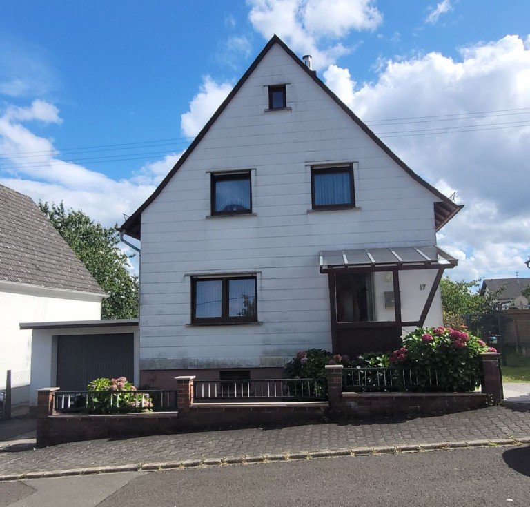 Vorderansicht Stipshausen Einfamilienhaus RESERVIERT: Freistehendes Einfamilienhaus in ruhiger Lage