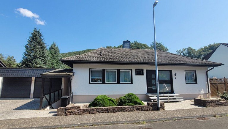 Vorderansicht Idar-oberstein OT Mittelbollenbach Zweifamilienhaus VERKAUFT: Einfamilienbungalow mit Einliegerwohnung und Garagen in ruhiger Lage