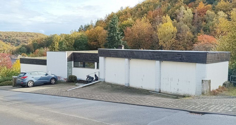 Vorderansicht mit Garage Wohnung Kirschweiler