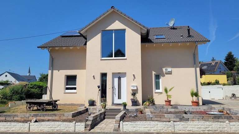 Vorderansicht Bergen Einfamilienhaus Neuwertiges Einfamilienhaus auf gro�em Grundst�ck