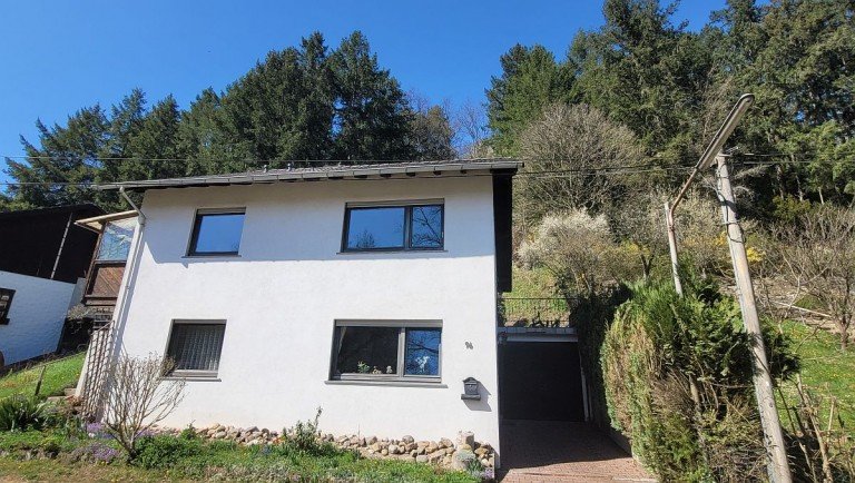 Vorderansicht Staudernheim Einfamilienhaus Einfamilienhaus (Wochenendhaus) mit Garage am Waldrand