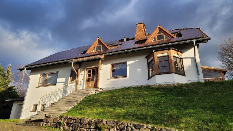 Vorder- und Seitenansicht Idar-Oberstein / G�ttschied Einfamilienhaus VERKAUFT: Ger�umiges Einfamilienhaus in G�ttschied � Wohnen in bevorzugter Umgebung