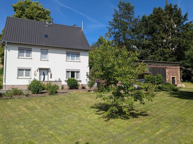 Haus und Scheune Schmidthachenbach Einfamilienhaus Renoviertes Wohnhaus mit Scheune, Schwimmbad und gro�em Grundst�ck