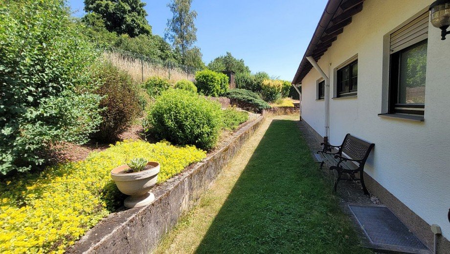 Garten R�ckseite Bungalow Idar-Oberstein