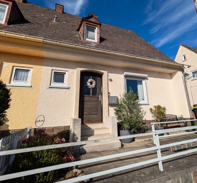 Front Kirn Doppelhaush�lfte VERMIETET: Ruhig gelegene Doppelhaush�lfte mit 3 ZKB + WC
