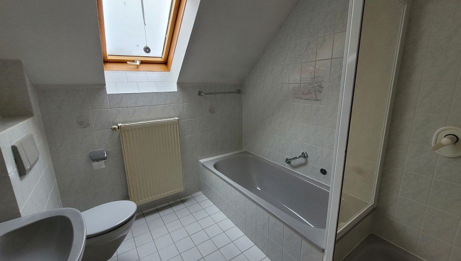 Badezimmer im DG Einfamilienhaus Idar-Oberstein / G�ttschied